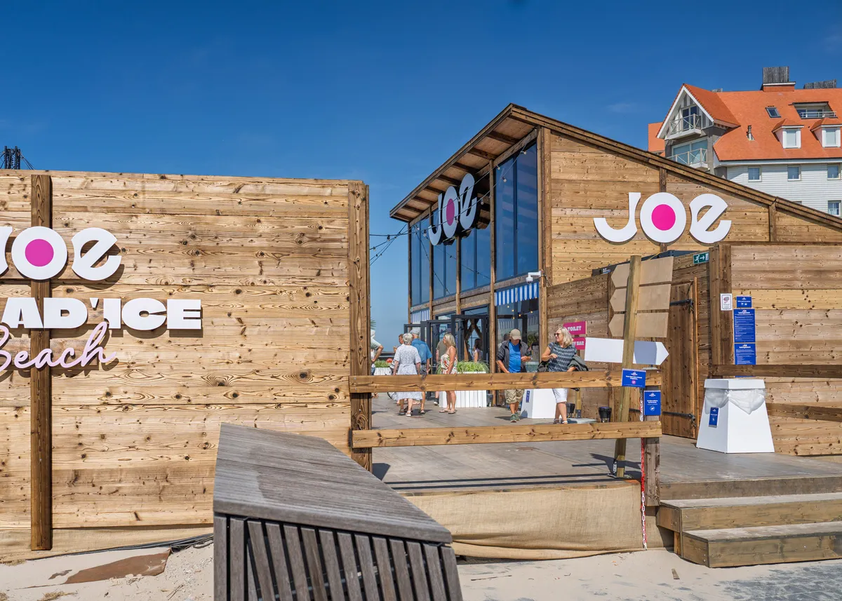 Beach bar setup with Flexcube structures and coastal vibes