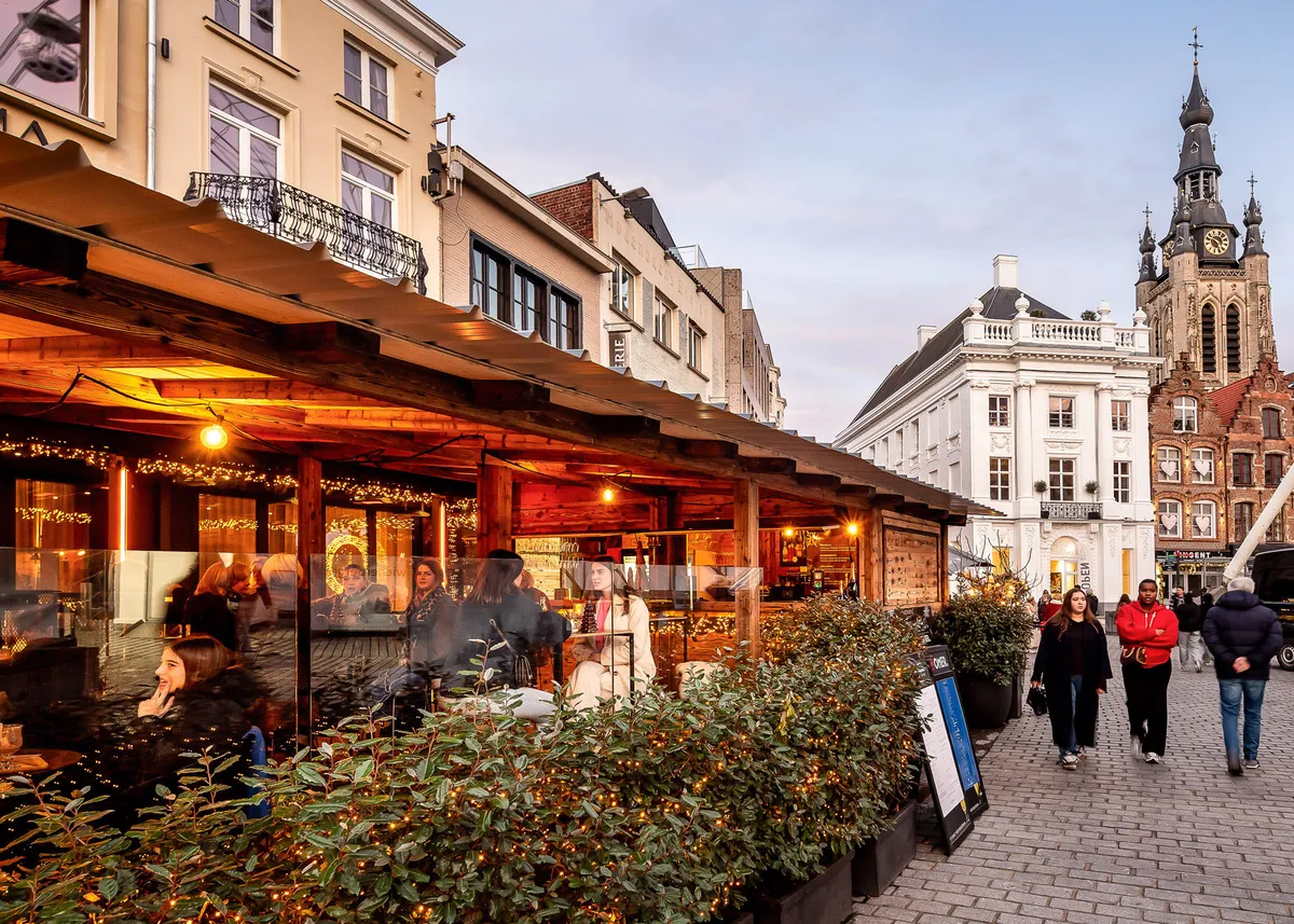 Vintage fair with individual Flexcube vendor stalls