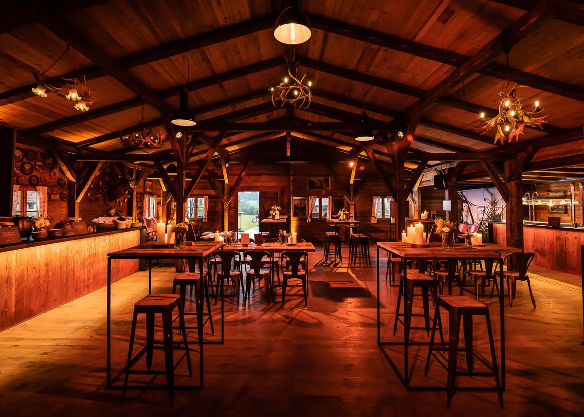 Pop-up restaurant in Slidebarn with panoramic glazing