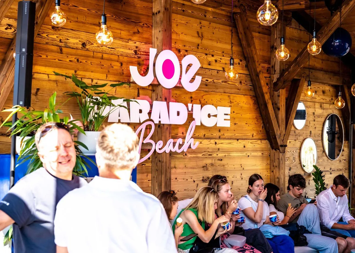 Coastal pop-up event with Modubarn structures