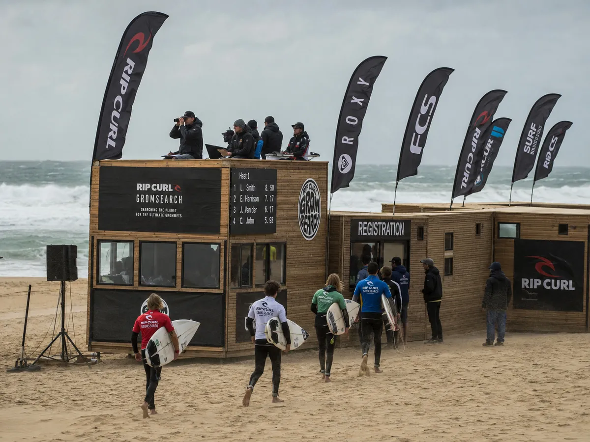 Surf competition base built from modular units